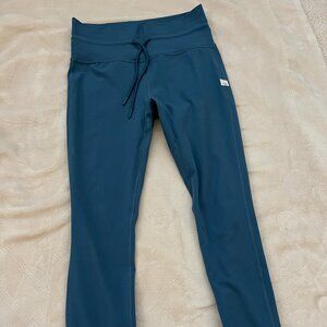 Vuori Daily Legging in Pool Blue Size Medium